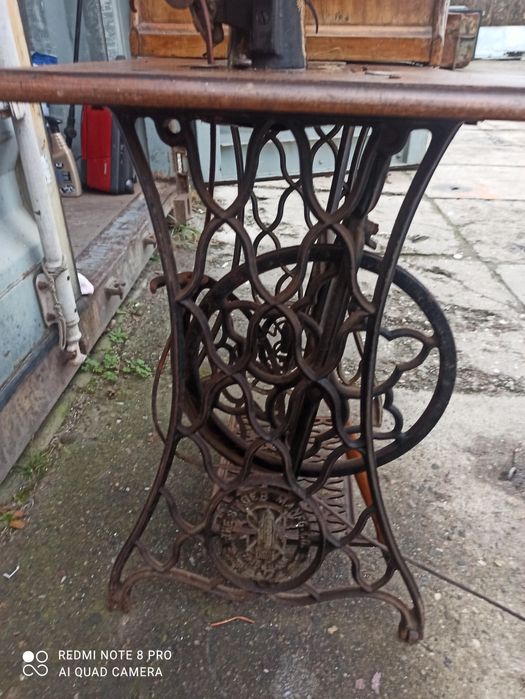 Antyczna maszyna do szycia Singer – kompletna, na żeliwnym stojaku