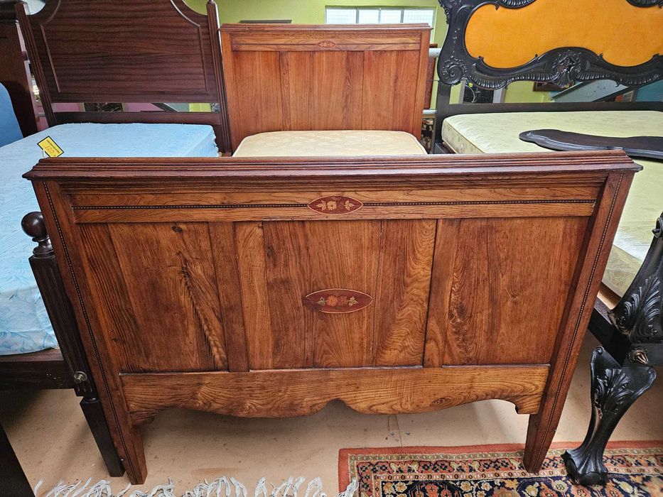 Cama antiga com estrado e colchão - Bom estado geral