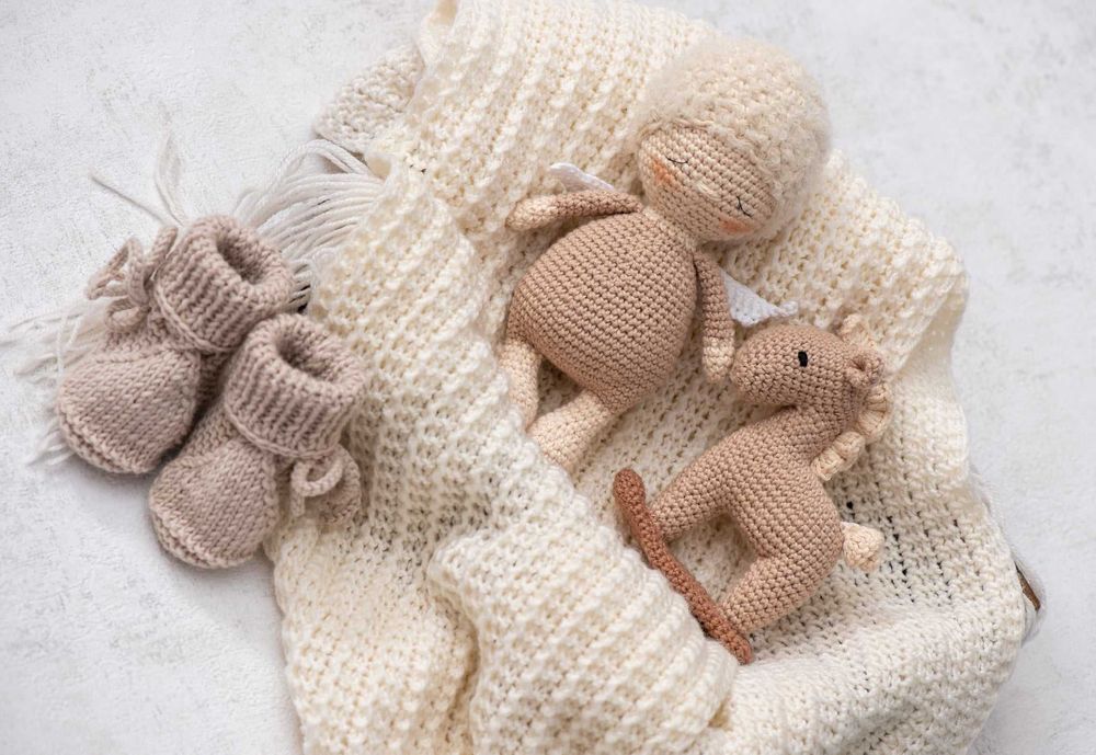 Zestaw prezentowy dla noworodka ręcznie zrobiony (buciki+ maskotka)