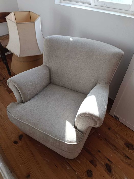 Poltrona muito confortável, de molas, chenile bege/cinza clarinho.