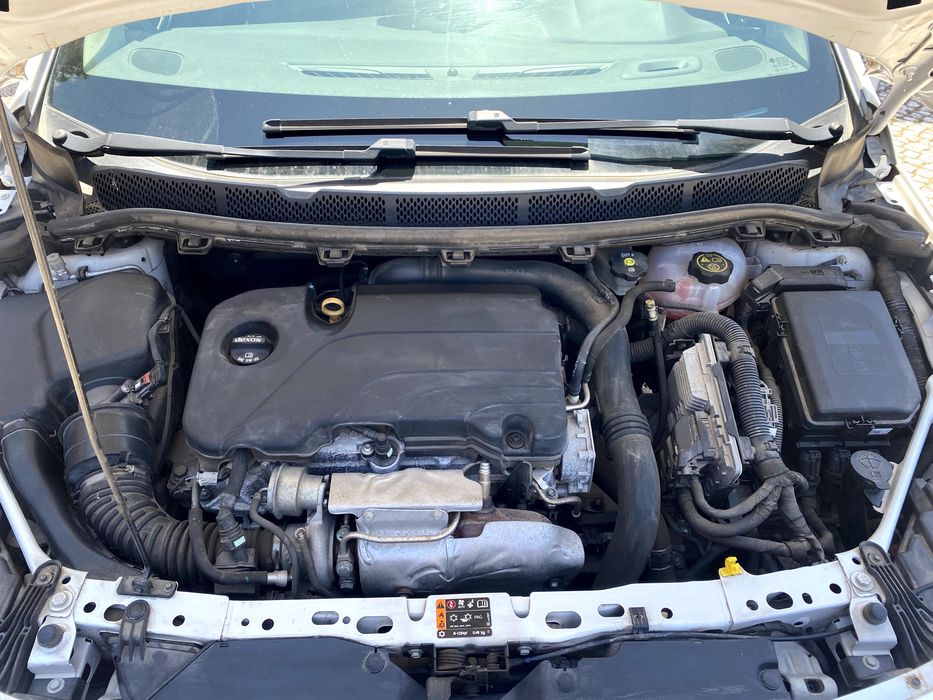 Carro Opel Astra Branco "Novo Innovation 5 Portas" 2017 Gasolina Automático 1.4 Turbo 150CV.