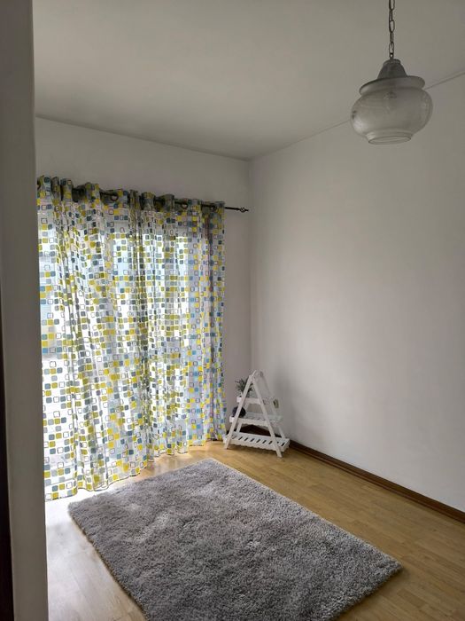 Quarto disponível para arrendamento equipado com cama dupla, roupeiro e WC , está localizado em boas áreas com paragem de autocarro a 2 minu de casa