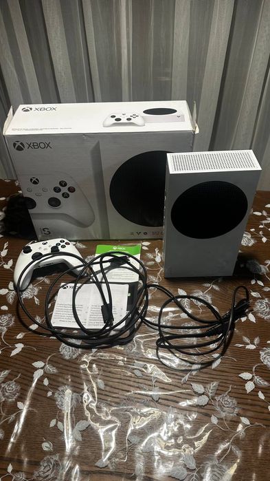 Xbox serios s, używany ,prawie nie grałem, sprzedaje bo chce kupić nowy telefon