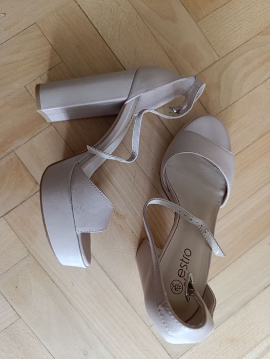 Жіночі босоніжки шкіряні на каблуку Estro Нові бежеві