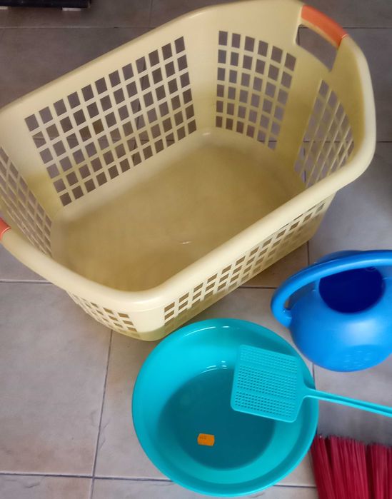 Cesto de roupa, balde, regador e outros, o lote todo por 5€