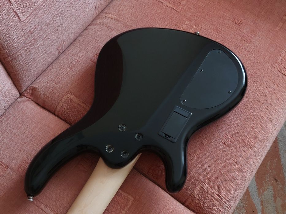 Cort Action Bass V + active    |.   gitara basowa bas aktywny