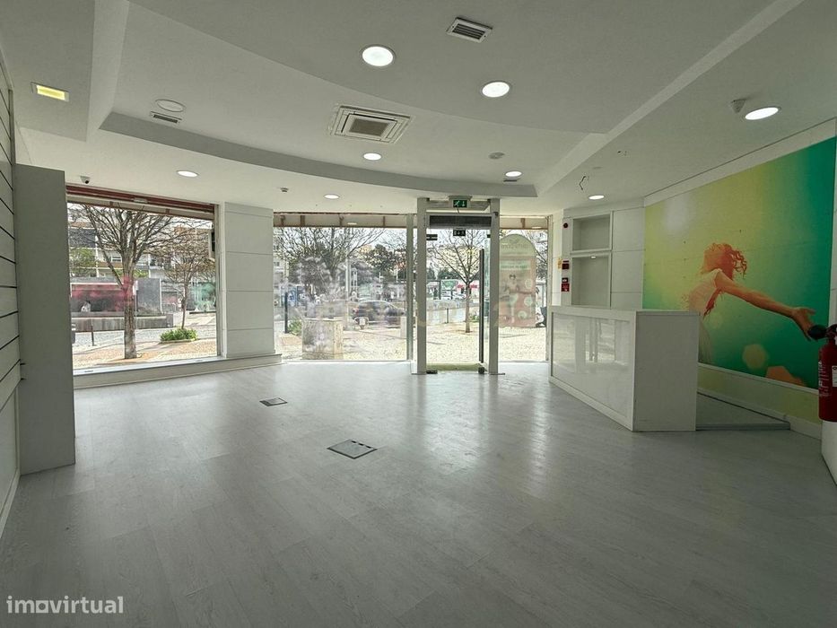 Loja -Excelente espaço comercial 130m2 em zona primium Almada