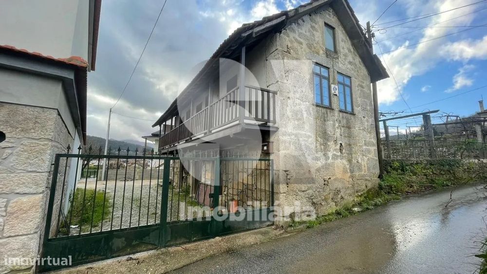 Moradia T2 de dois pisos com potencial para T3 em Arouca