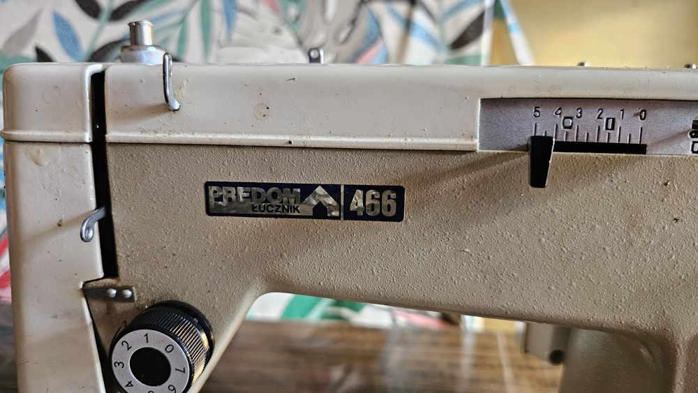 Predom Łucznik 466 maszyna do szycia zabudowana szafka