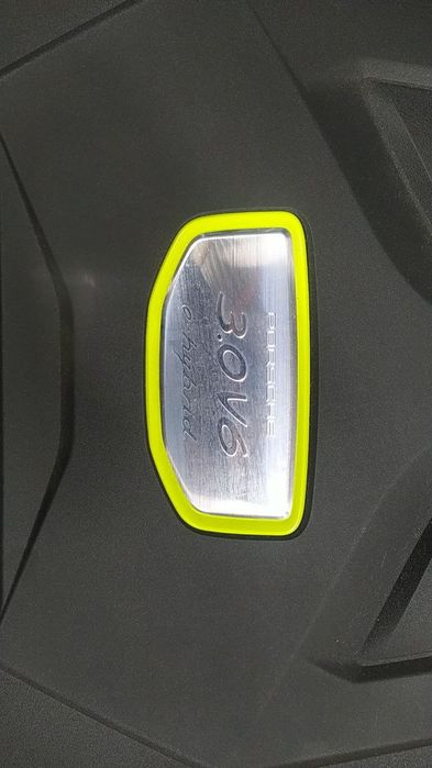 Porsche cayenne 9y0 3.0 hybrid кришка двигуна з повітряним фільтром