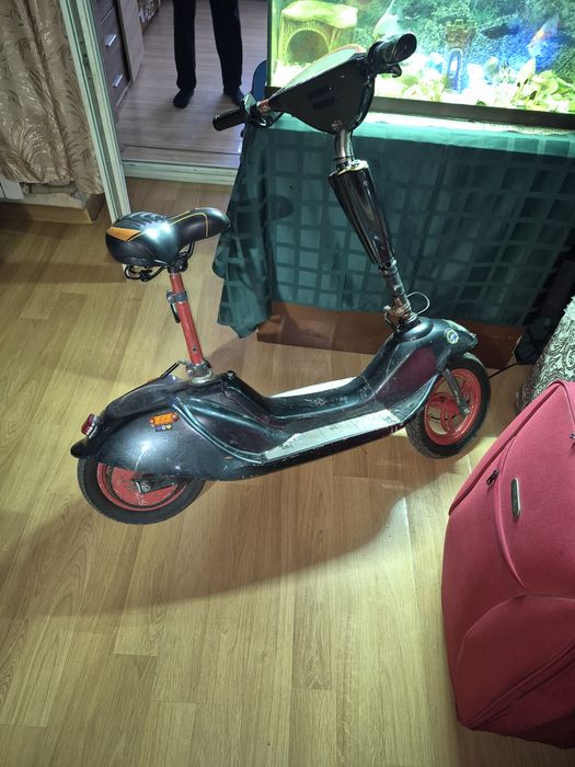 Детский электроскутер.