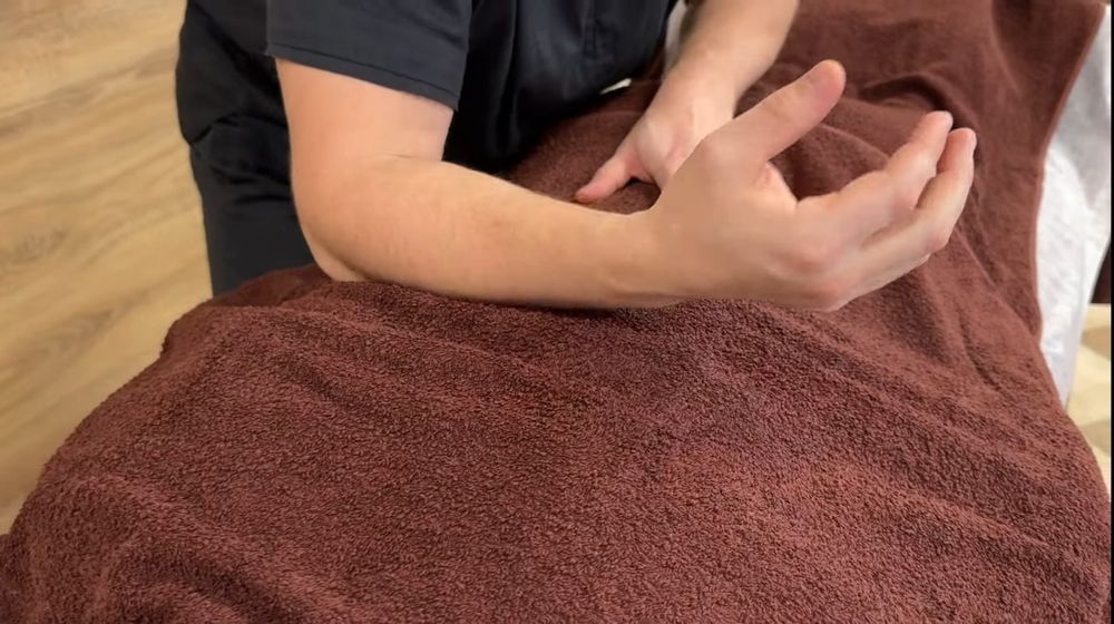 Масаж через одяг,покривало.