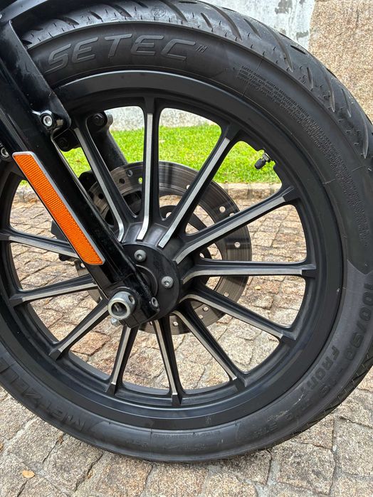 HARLEY IRON 883 2012 • 8.431 Km • Extras • Estado impecável