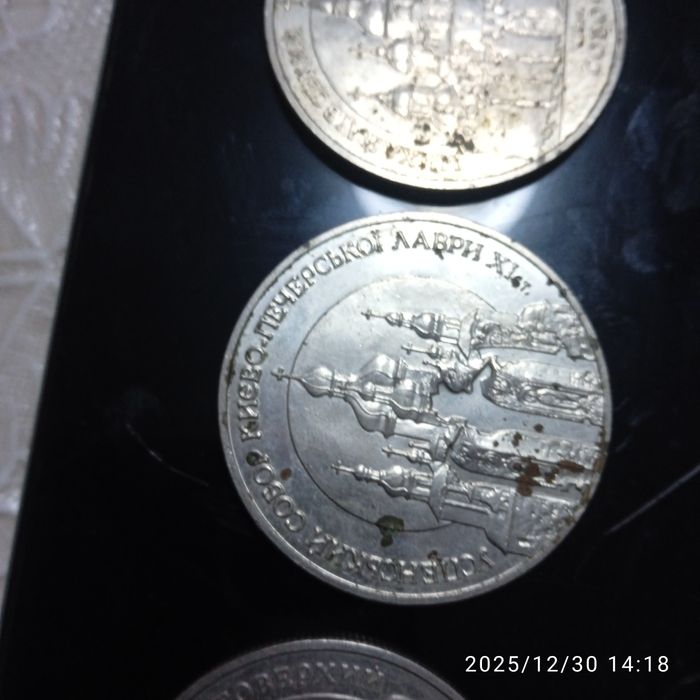 Продам три монеты 5 гривен 1998 год.