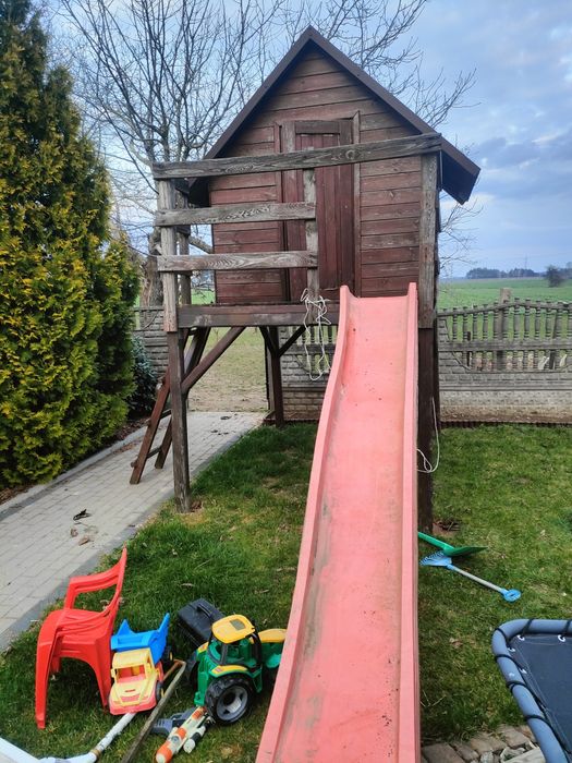 Domek dla dzieci ze zjeżdżalnią