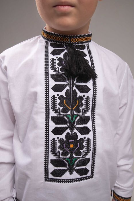 Вишиванка на хлопчика з чорною вишивкою