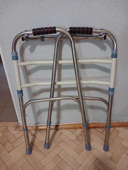 Ходунки для доролої людини в ідеальному стані