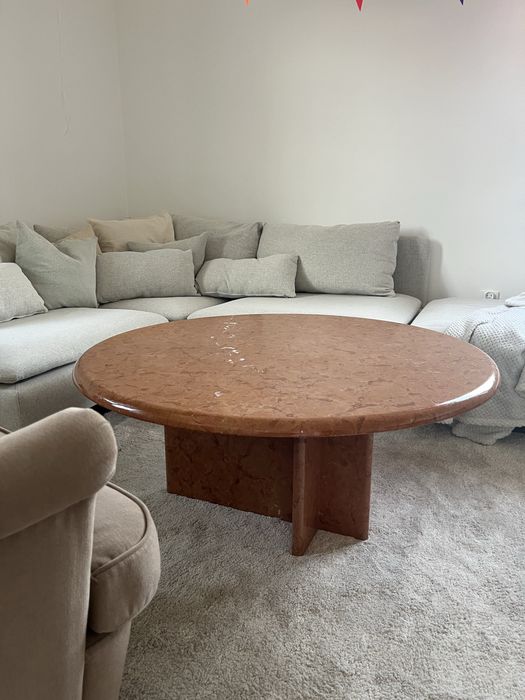 Okrągły kamienny stolik kawowy terakota czerwony trawertyn marmur