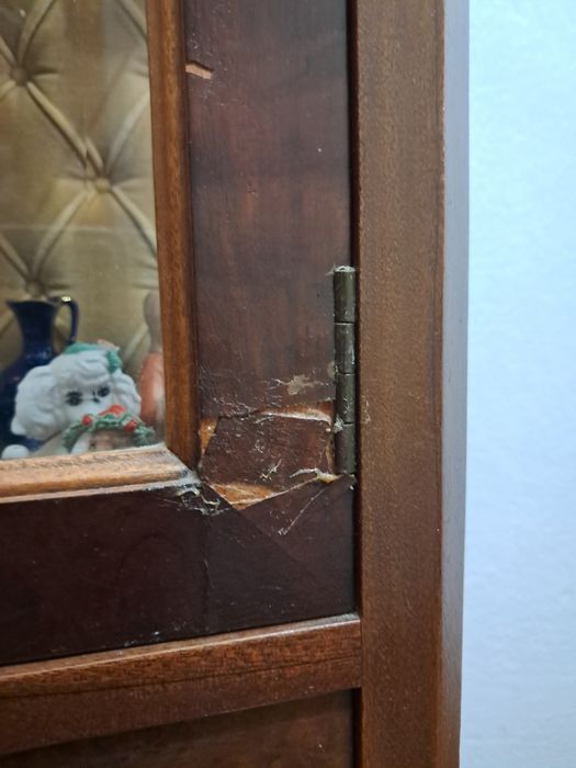 Vitrine  de madeira com estofo creme