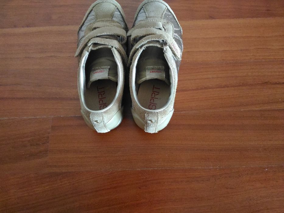 Sapatilhas em pele genuína de tamanho 36.