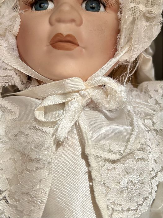 Boneca de porcelana com apoio