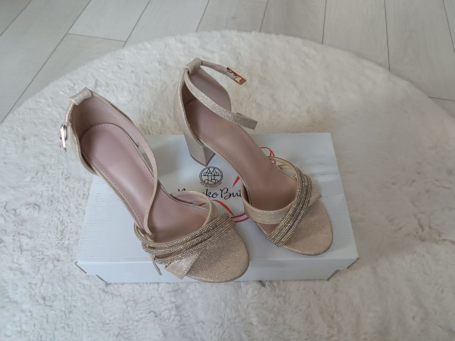 Złote buty damskie na słupku