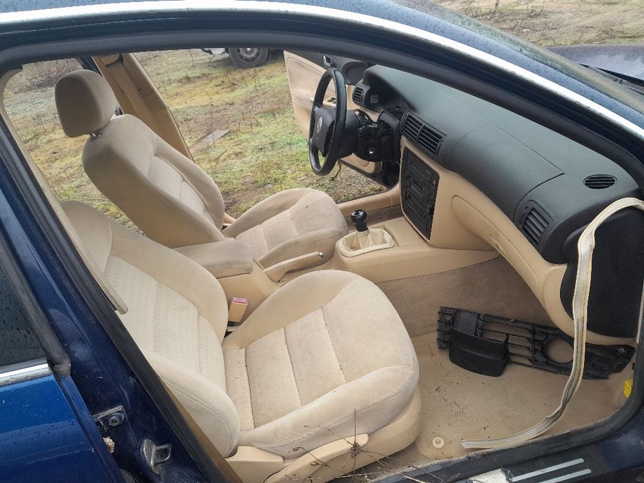 Siedzenia,kanapa tył passat b5 fl sedan ,welurowe, kremowe