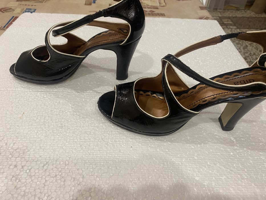 Продам босоножки 2 пары