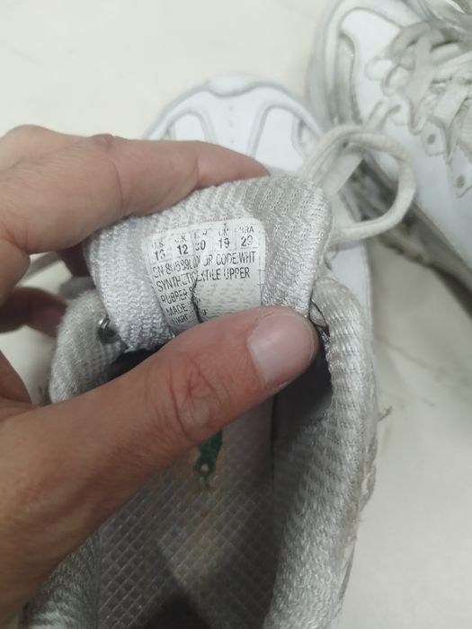 Кросівки для дівчинки. Розмір на етикетці