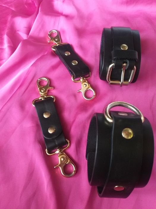 Наручники кожані жіночі