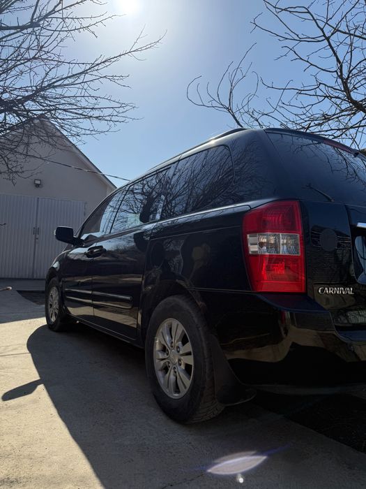 Продаж авто Kia Carnival 2011