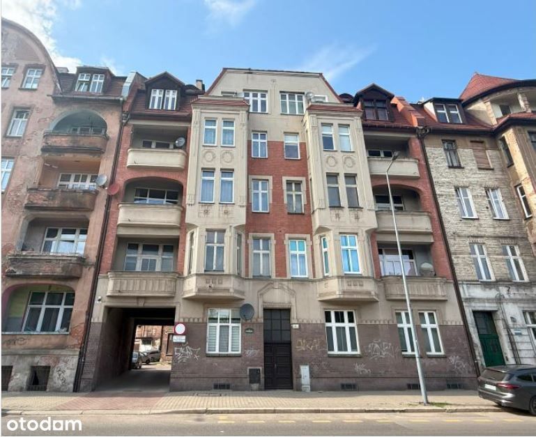 4-pokojowe mieszkanie w wysokiej kamienicy