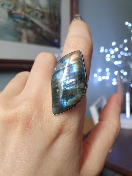 Anel ajustável com labradorite azul e multicolor, pedra natural