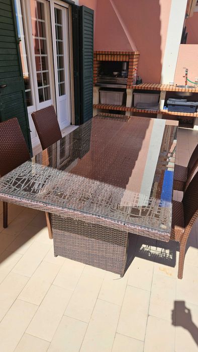 Mesa e cadeiras de jardim