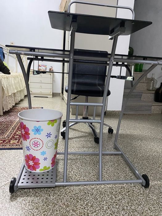 Secretária com cadeira de rodas mais um caixote do lixo