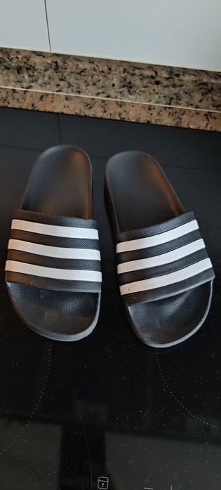 Chinelos marca Adidas