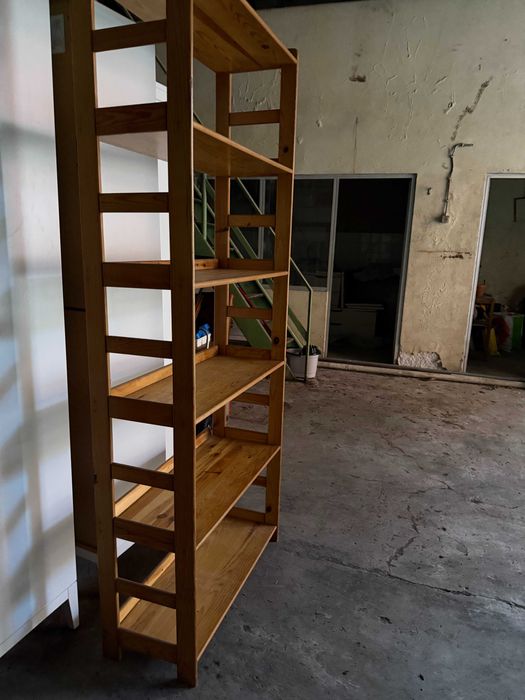 Estante em Madeira Maciça – Design Simples e Robusto