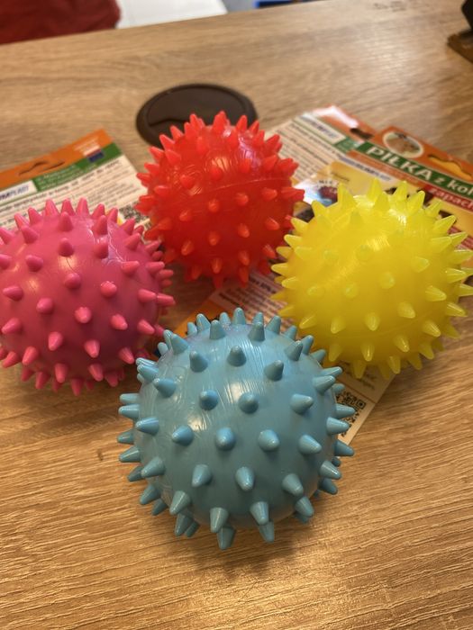 Piłka zapachowa z kolcami 6,5cm dla psa sum plast nie tonie