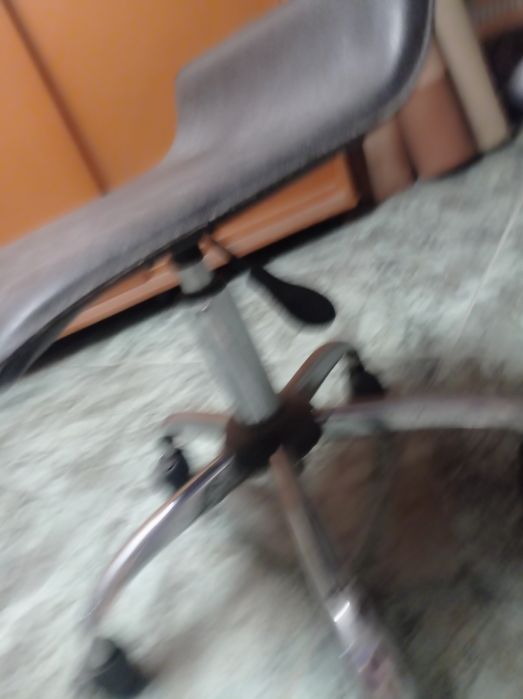 Banco giratório em pele sintética