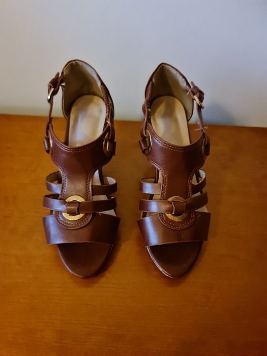 Sapatos castanhos salto alto