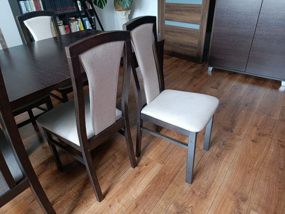 Stół plus krzesła