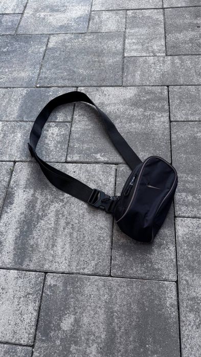 Сумка-Масенджер Nike nk nsw essentials crossbody чорна DJ9794-010