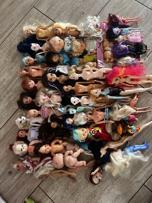 Okolo 50 lalek typu barbie