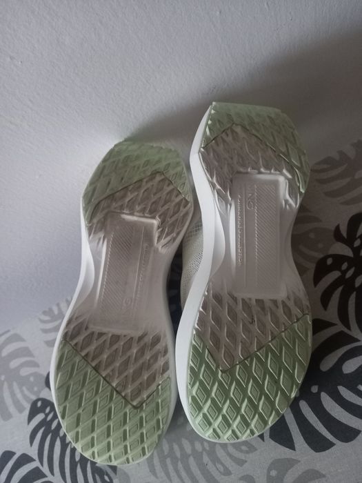 Продам жіночі кросівки