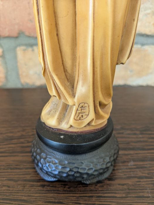 Decoração artesanal origem Ásia mulher com arranjo de flores