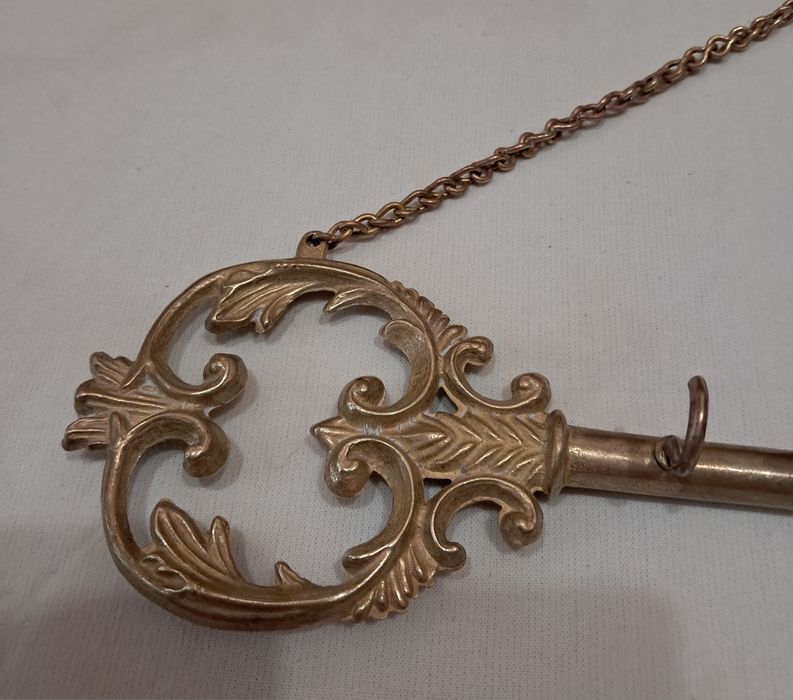 Бронзовый ключ-ключница.