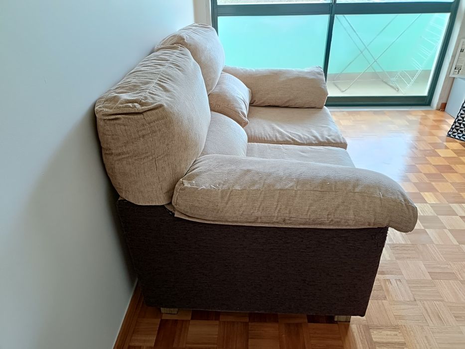 Sofá de 2 lugares bege