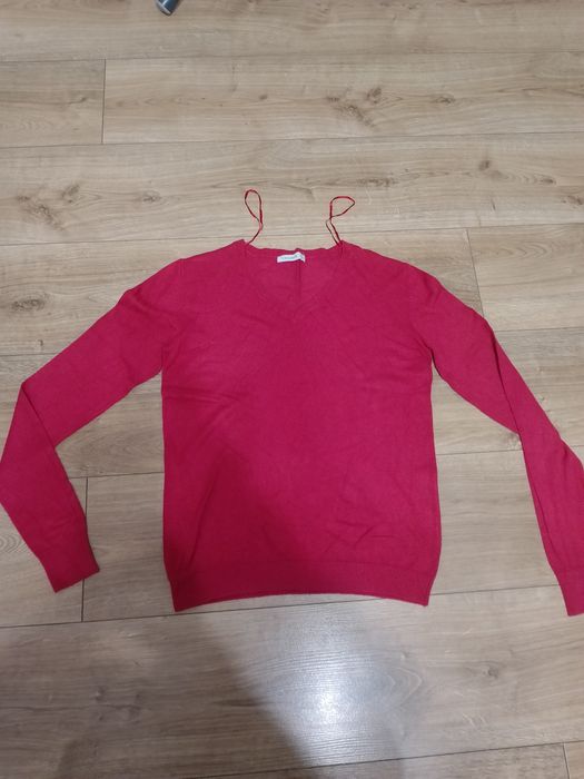 Czerwony sweter w dekolt serek