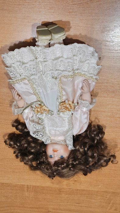 Lalka porcelanowa kolekcjonerska w białej sukni