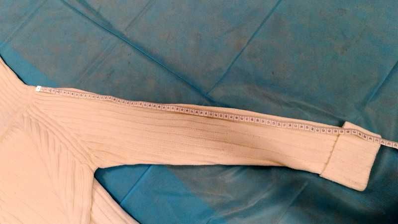 Piękny biały sweter golf